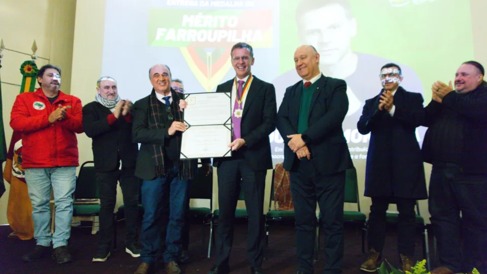 Eduardo Moreira é homenageado com Medalha do Mérito Farroupilha