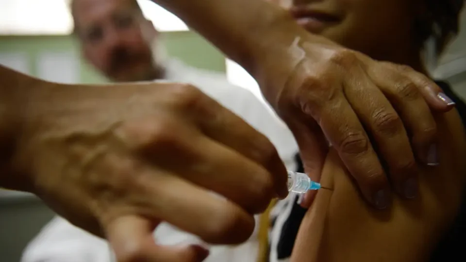 Vacinação de adolescentes de 15 a 19 anos contra o HPV é prorrogada