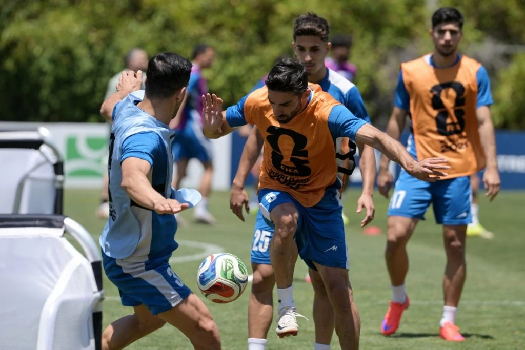 A seleção iraniana segue treinando no México, apesar de disputar suas partidas da Copa nos Estados Unidos – foto: Guillermo Arias/AFP ... Leia mais em https://www.cartacapital.com.br/esporte/ira-vai-formalizar-protesto-na-fifa-pelas-condicoes-impostas-a-sua-selecao-na-copa/. O conteúdo de CartaCapital está protegido pela legislação brasileira sobre direito autoral. Essa defesa é necessária para manter o jornalismo corajoso e transparente de CartaCapital vivo e acessível a todos