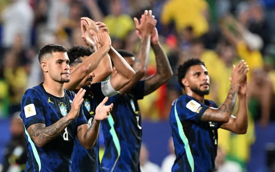 Seleção Brasileira cumprimenta a torcida após a vitória sobre o Haiti na Copa do Mundo (Foto: Roberto Schmidt/ AFP)