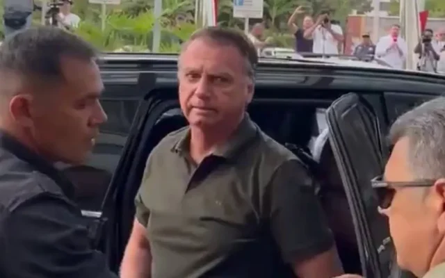 Escolta de Bolsonaro barra intimação do ex-presidente em caso de arma apreendida
