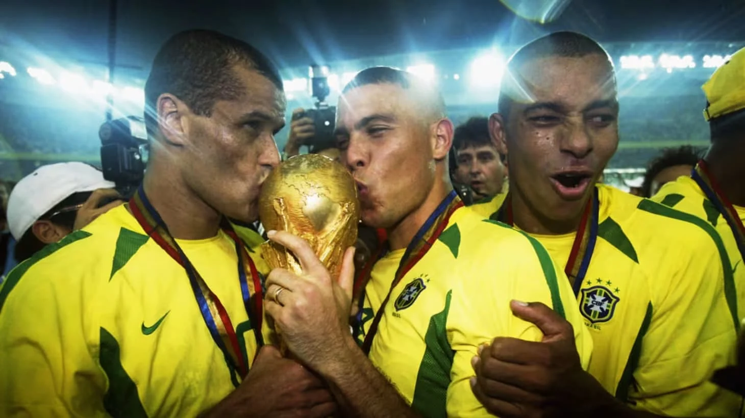 Jogador Ronaldo Nazário, Fenômeno, comemora gol na final da Copa de 2002 contra a Alemanha, que garantiu o pentacampeonato do Brasil.
