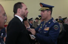 Homenagem a Carlos Bolsonaro em Santa Catarina é contestada na Justiça