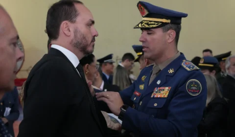 Homenagem a Carlos Bolsonaro em Santa Catarina é contestada na Justiça