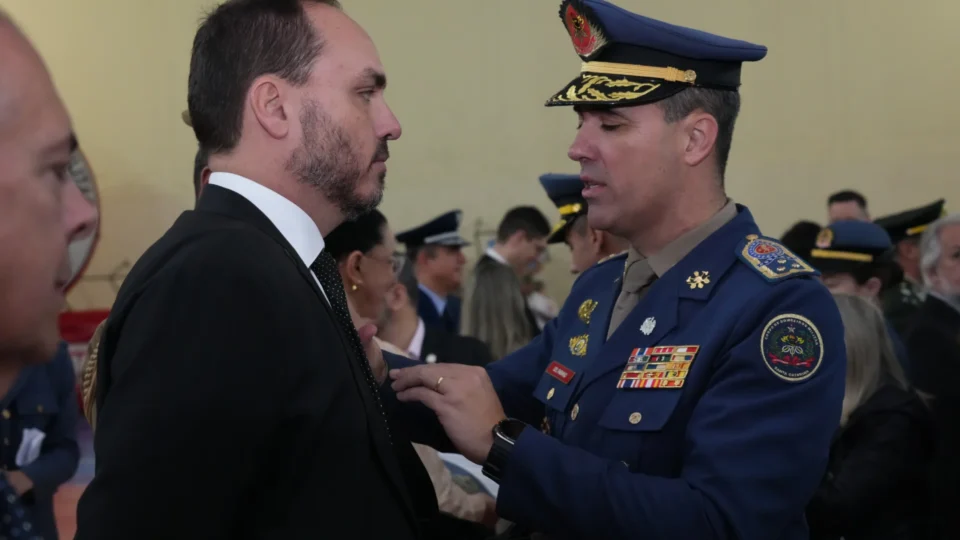 Homenagem a Carlos Bolsonaro em Santa Catarina é contestada na Justiça