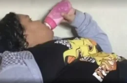 Mulher que fingia ser criança usava mamadeira e chupeta para enganar família em SC