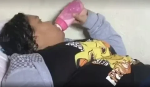Mulher que fingia ser criança usava mamadeira e chupeta para enganar família em SC