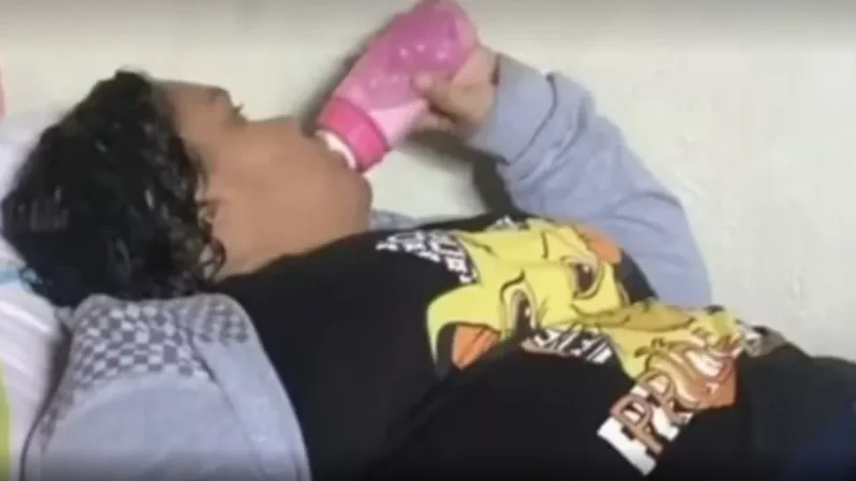 Mulher que fingia ser criança usava mamadeira e chupeta para enganar família em SC