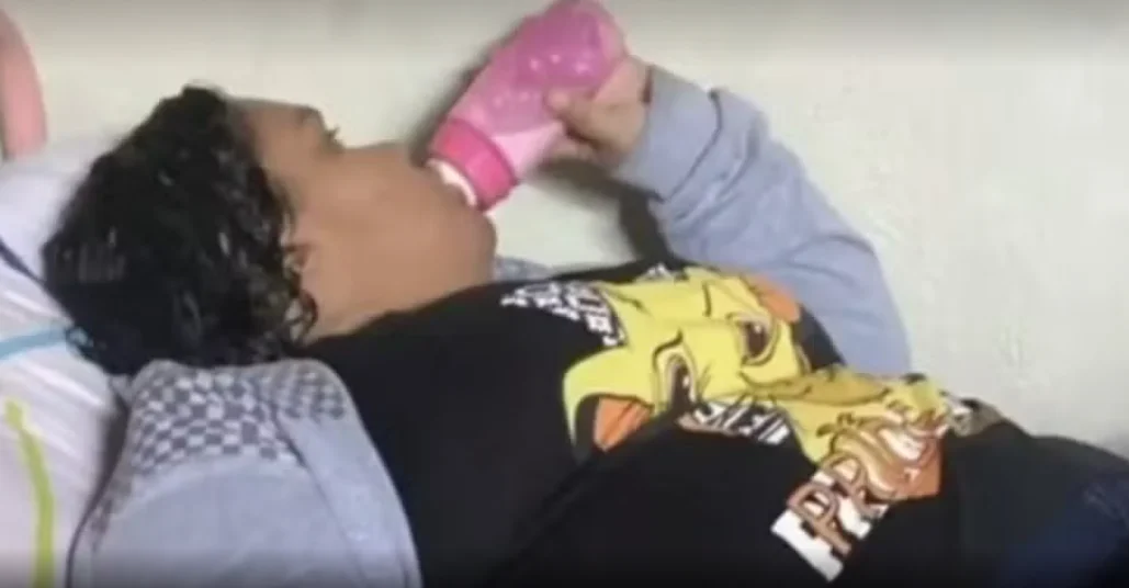Mulher que fingia ser criança usava mamadeira e chupeta para enganar família em SC