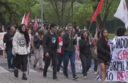Estudantes invadem blocos da administração da USP e são retirados pela PM