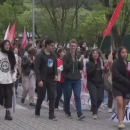 Estudantes invadem blocos da administração da USP e são retirados pela PM