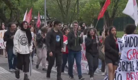 Estudantes invadem blocos da administração da USP e são retirados pela PM