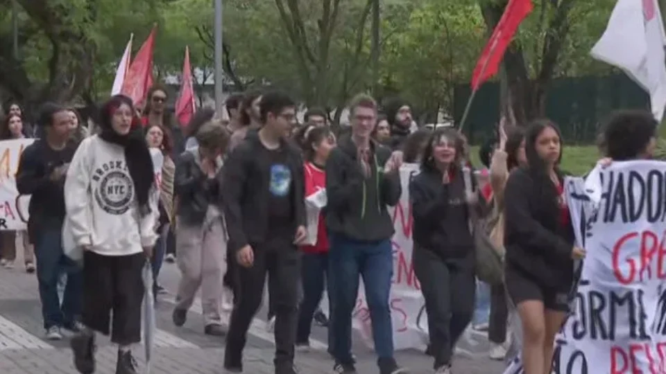 Estudantes invadem blocos da administração da USP e são retirados pela PM