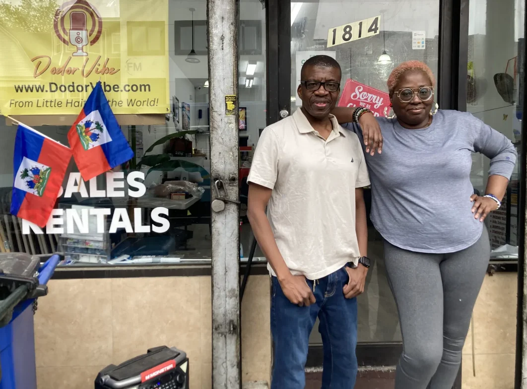Pascal Antoine e Carla Jean-Jacques em frente à DoDor Services, na localidade conhecida como Little Haiti, no bairro do Brooklyn, em Nova York