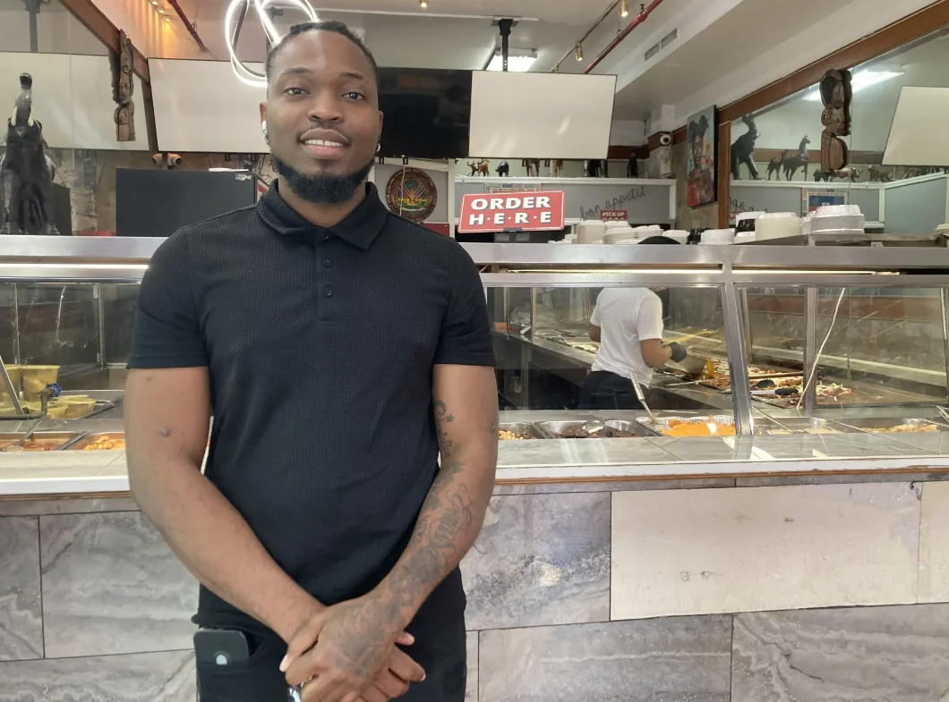 Ken Charles no Buffet Kreyol, restaurante haitiano localizado na Nostrand Avenue, no bairro do Brooklyn, em Nova York. Foto: Luan Rogers / Documented 