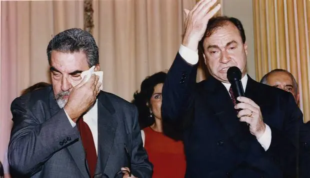 César Maia durante pronunciamento político ao lado de aliados no Rio de Janeiro, em registro de 1996. Foto: Júlio César Guimarães/Agência O Globo