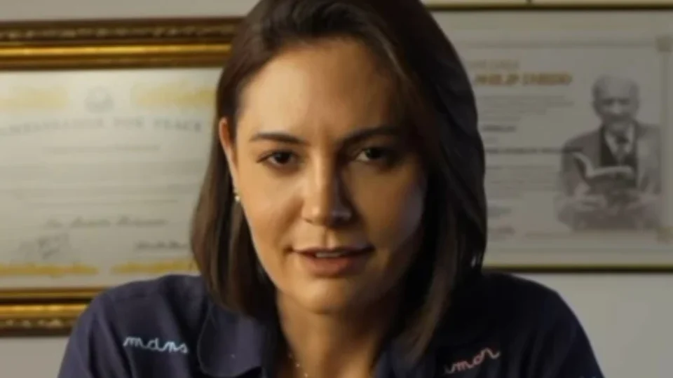 Michelle critica Flávio Bolsonaro e diz que foi maltratada e desrespeitada