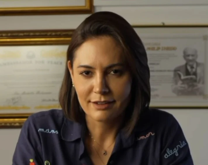 Michelle critica Flávio Bolsonaro e diz que foi maltratada e desrespeitada