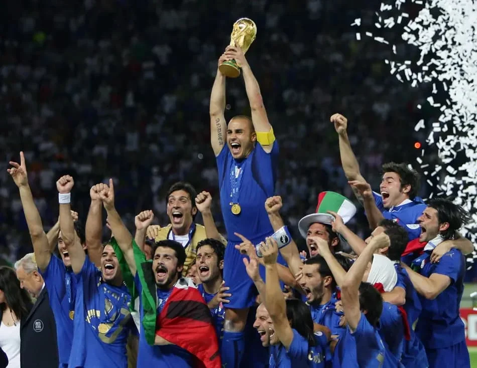 Jogadores da Itália comemorando o título da Copa do Mundo de 2006 na Alemanha, levantando a taça da FIFA