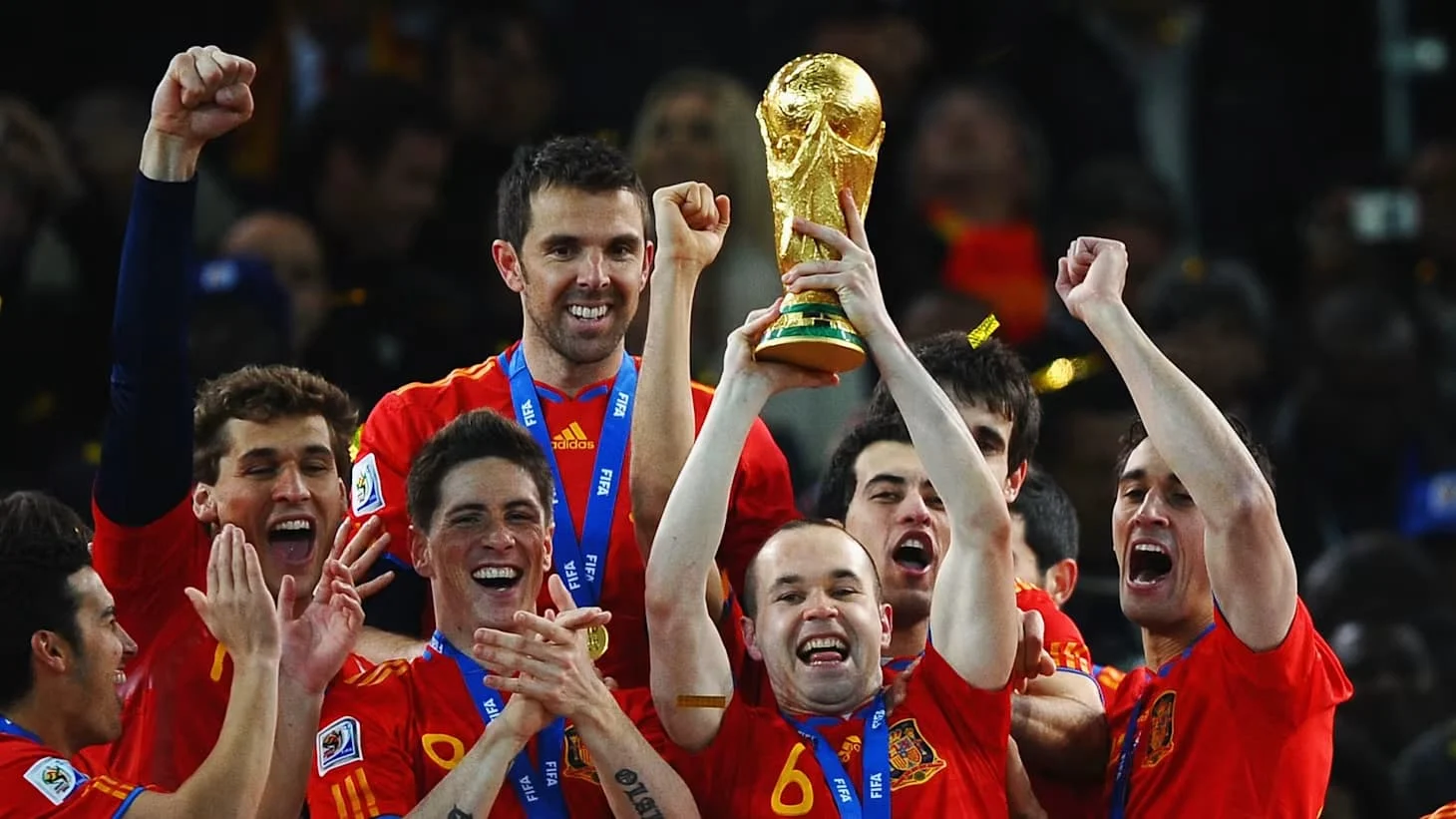 Jogadores da Espanha erguendo a taça da Copa do Mundo de 2010 na África do Sul, primeira Copa realizada em território africano