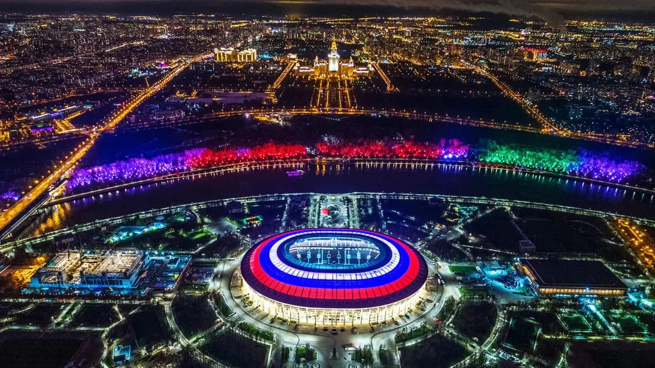 Vista aérea noturna do Estádio Luzhniki em Moscou iluminado com luzes coloridas durante a Copa do Mundo de 2018 na Rússia