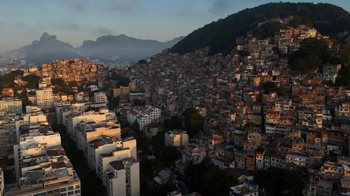 Enquanto regiões como a zona sul do Rio de Janeiro são repletas de áreas verdes, as comunidades ao seu entorno sofrem com a falta de sombra, saneamento básico e o esquecimento do Estado. Foto: REUTERS/Pilar Olivares 