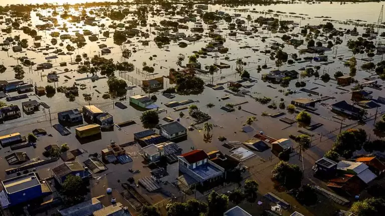 Em 2024, o Rio Grande do Sul sofreu a pior enchente de sua história, impactando a vida de milhões de habitantes, além de 184 vítimas fatais. Crédito: Agência Brasil   
