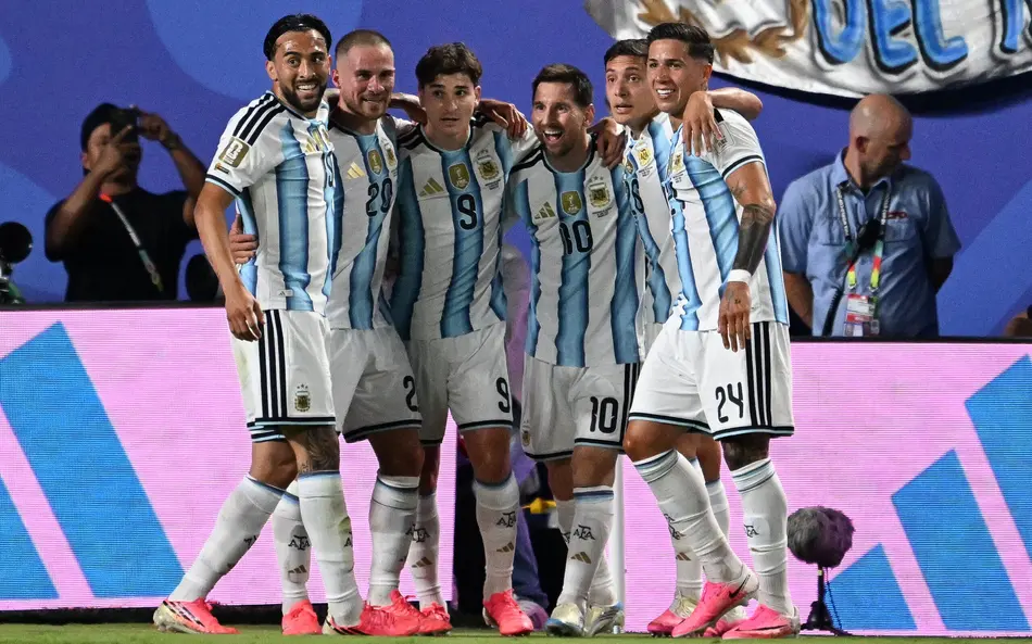 Jogadores da Argentina comemoram gol de Messi sobre a Argélia, na Copa do Mundo (Foto: Roberto Schmidt/AFP)