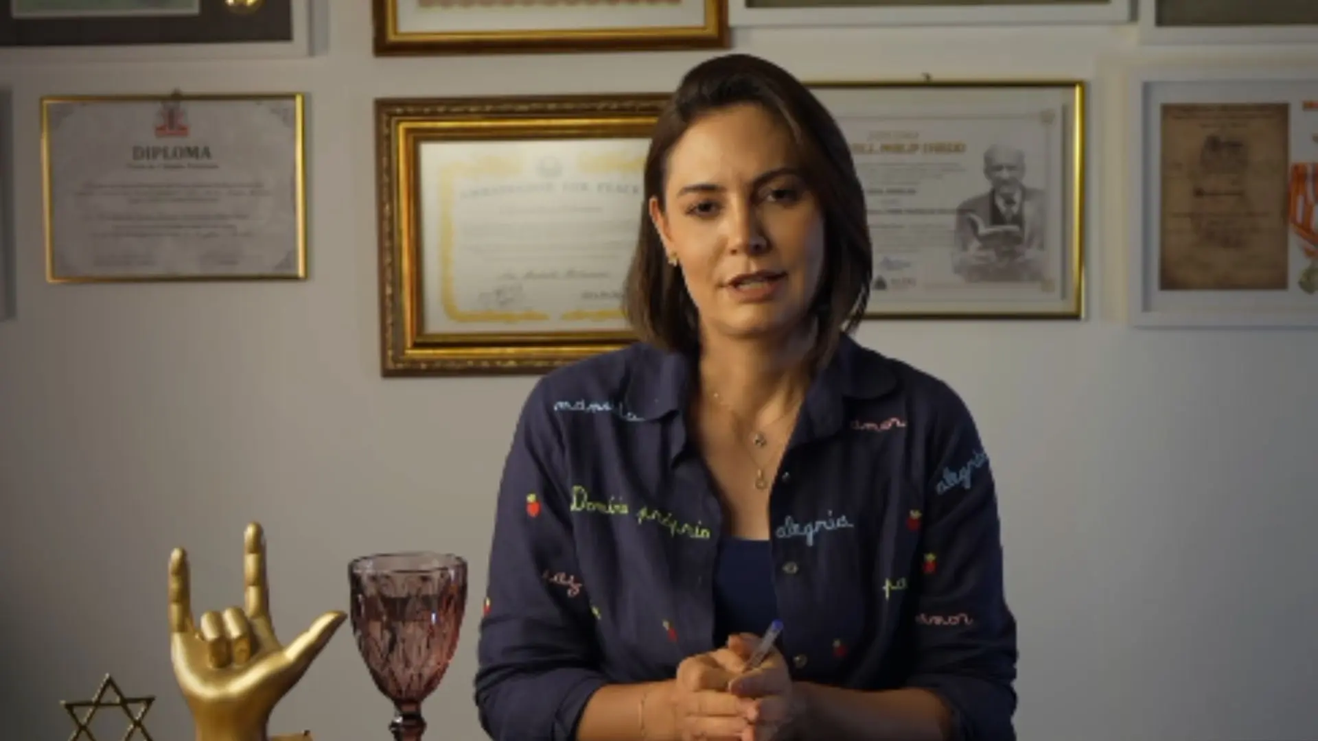 Sensacionalista: Michelle deixa o PL Mulher e campanha de Flávio Bolsonaro dá uma fraquejada
