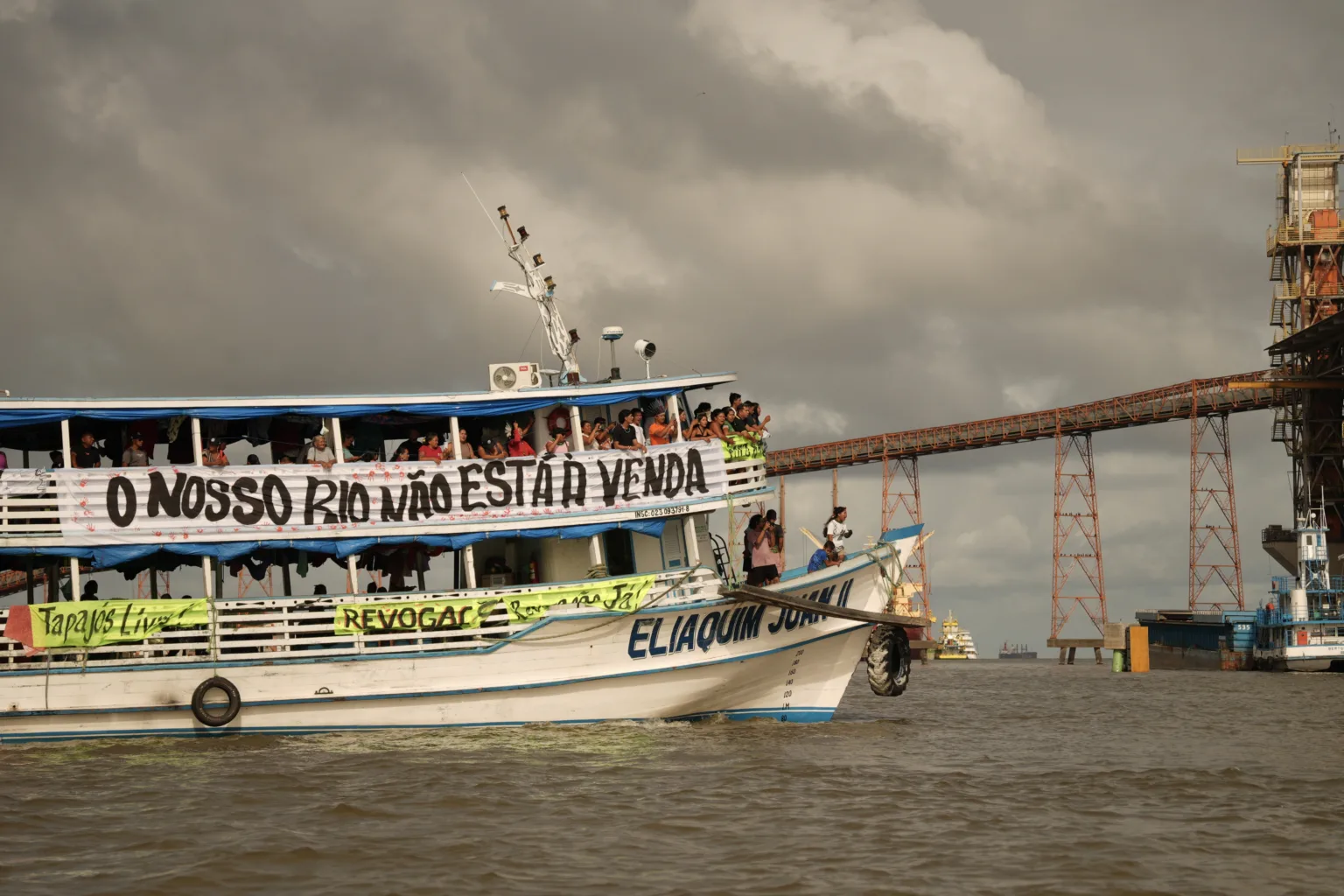 Em 2026, povos indígenas ocuparam o porto da Cargill, no Pará, lutando contra o decreto de desestatização dos rios Madeira, Tocantins e Tapajós. Foto: Coletivo Apoena 