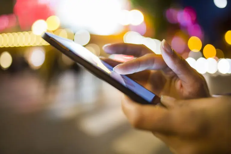 A arquitetura das plataformas digitais e o fluxo contínuo de notificações em smartphones transformaram a atenção do usuário em um recurso comercial disputado por algoritmos. Foto: LPProd/DepositPhotos