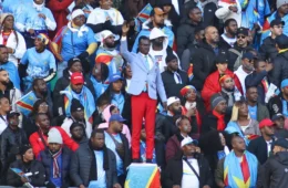 Torcedor que vira estátua de Patrice Lumumba estreia na Copa após quarentena