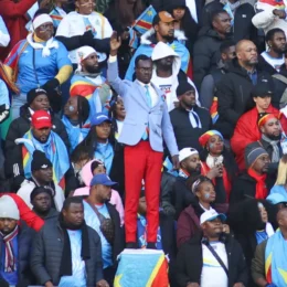 Torcedor que vira estátua de Patrice Lumumba estreia na Copa após quarentena