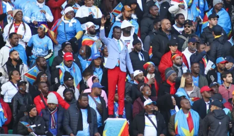 Torcedor que vira estátua de Patrice Lumumba estreia na Copa após quarentena