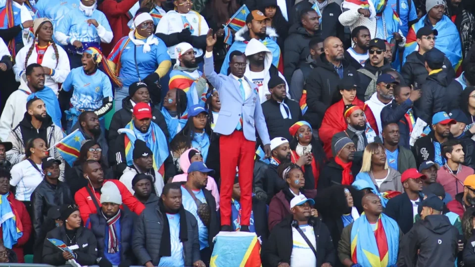 Torcedor que vira estátua de Patrice Lumumba estreia na Copa após quarentena