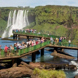 Turista pula nas Cataratas do Iguaçu para recuperar celular que havia caído; VEJA