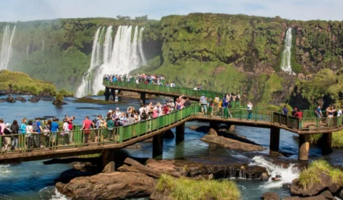 Turista pula nas Cataratas do Iguaçu para recuperar celular que havia caído; VEJA