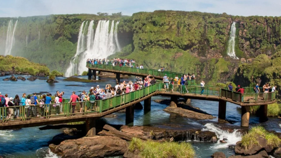Turista pula nas Cataratas do Iguaçu para recuperar celular que havia caído; VEJA