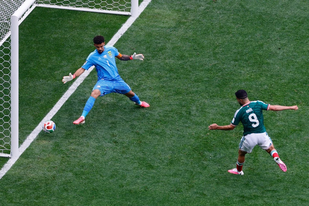 O atacante mexicano número 9, Raúl Jiménez, marca o segundo gol de sua equipe durante a partida do Grupo A da Copa do Mundo de 2026 entre México e África do Sul, no Estádio da Cidade do México, na Cidade do México, em 11 de junho de 2026. (Foto de Rodrigo Oropeza / AFP)