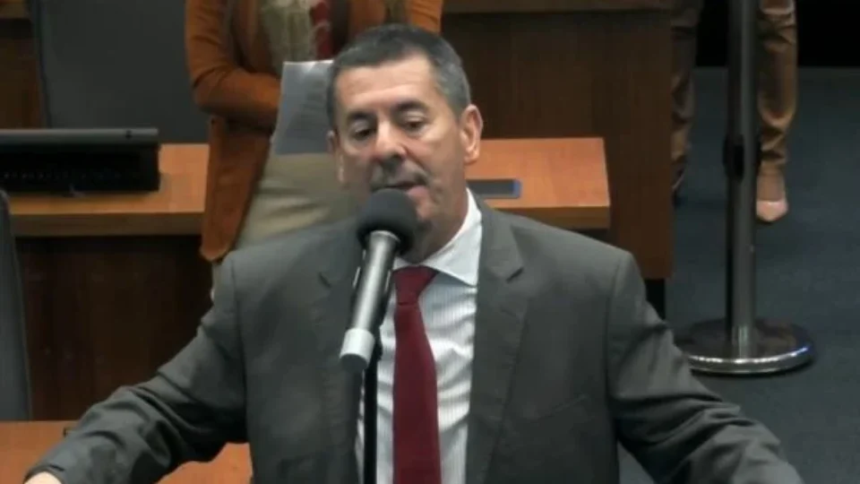 Polícia encontra R$ 316 mil em espécie nos endereços do deputado Val Ceasa (RJ)
