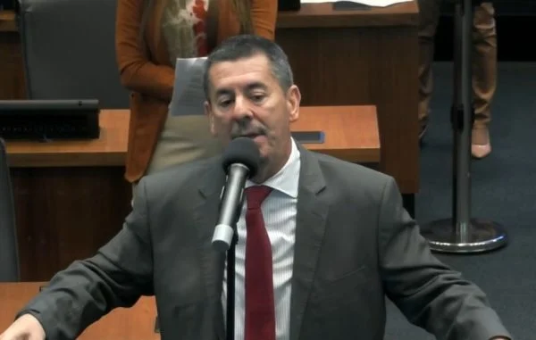 Polícia encontra R$ 316 mil em espécie nos endereços do deputado Val Ceasa (RJ)