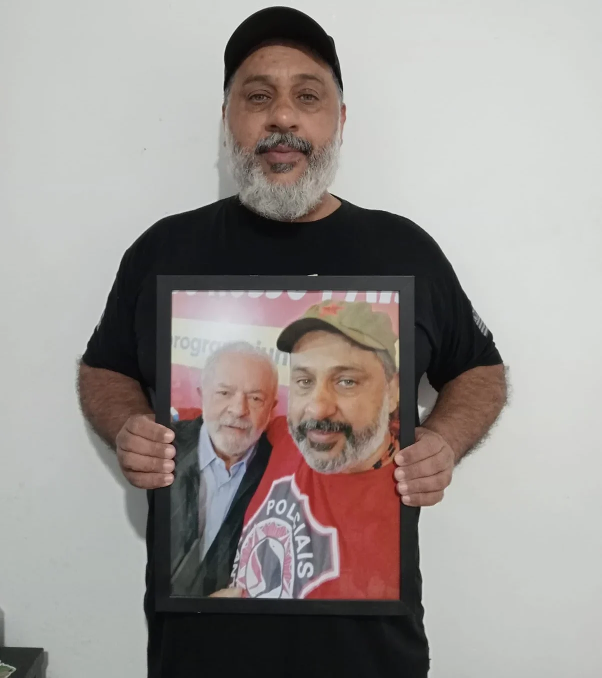 O policial penal Abdael Ambruster segura retrato com Lula. Foto: Arquivo pessoal