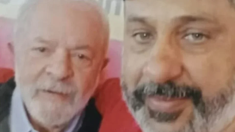 Governo de Tarcísio processa policial penal por foto de Lula na mesa de trabalho