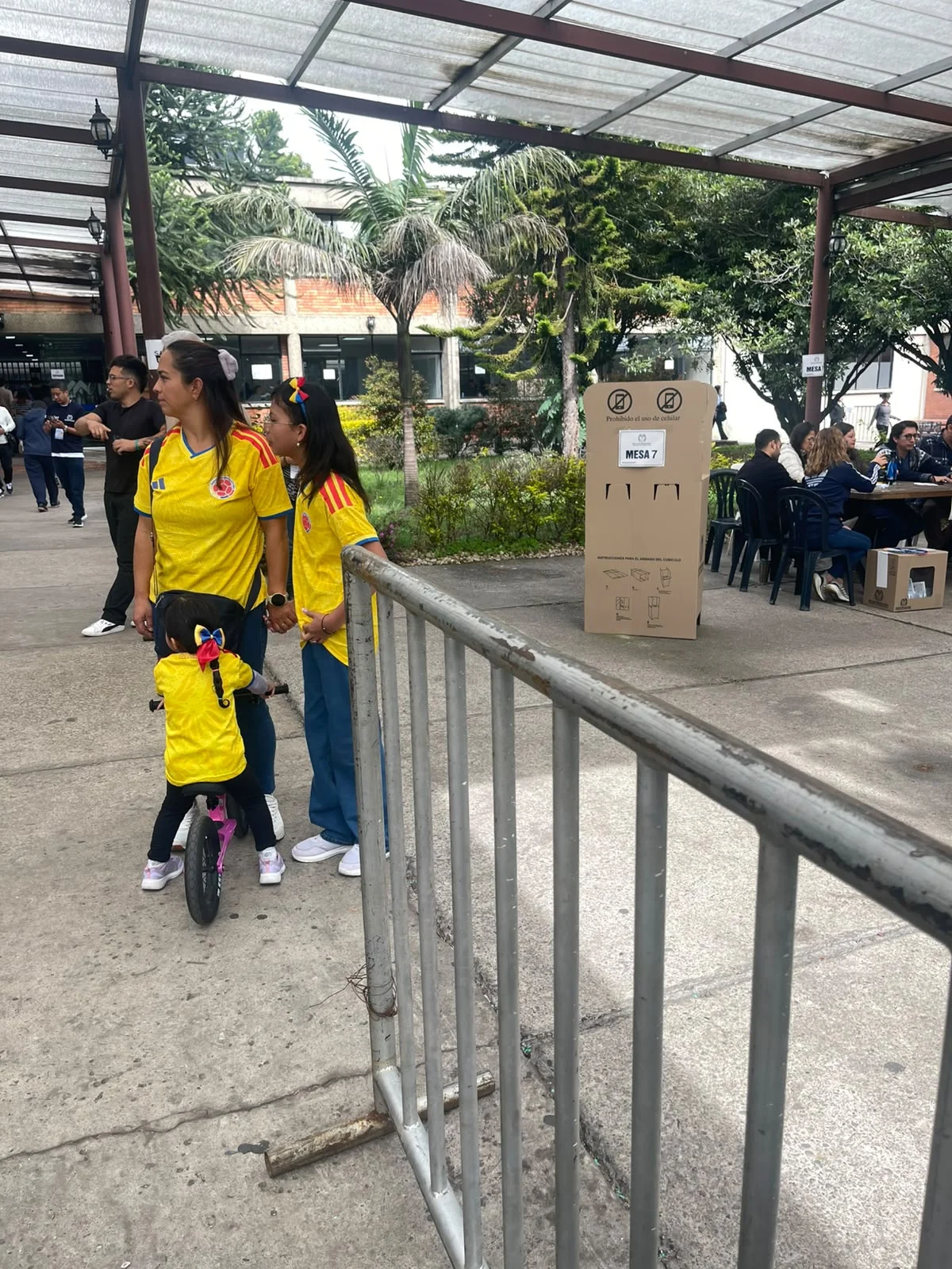 Eleitores vão votar com a camisa da seleção colombiana, que virou símbolo da campanha de extrema direita