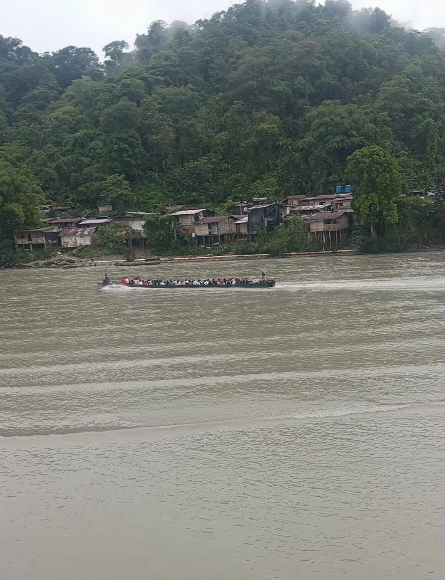 Eleitores transportados de barco para votar no Departamento de Chocó