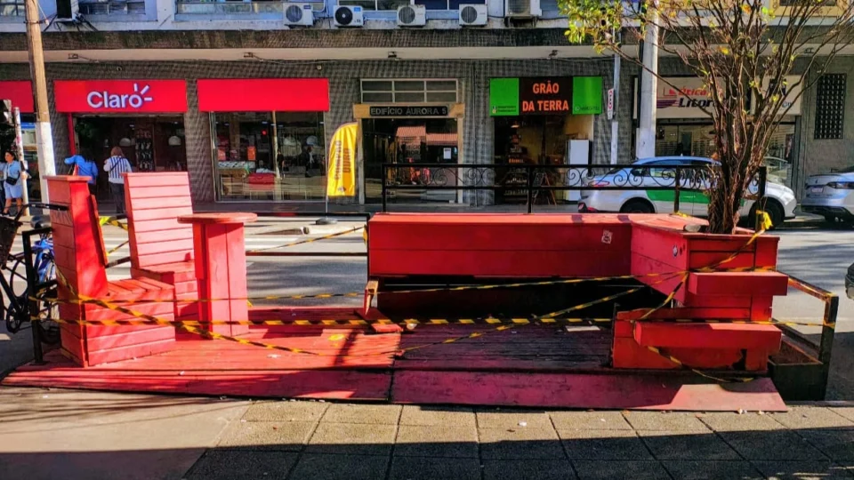 Coletivo lança campanha ‘Feminicídio Zero’ com Banco Vermelho em Santos