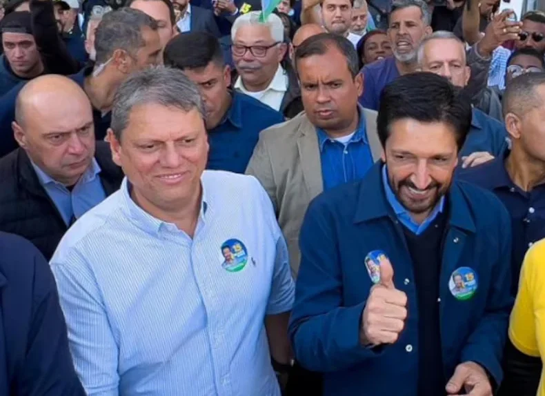 Diogo Costa Cangerana entre Tarcísio e Ricardo Nunes