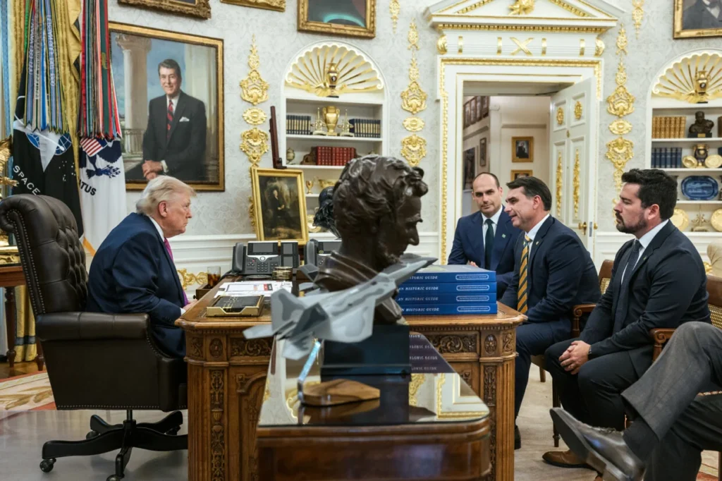 Em dia de ataque ao Brasil, Trump posta foto com Flávio: ‘Ama o Brasil’