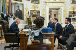 Em dia de ataque ao Brasil, Trump posta foto com Flávio: ‘Ama o Brasil’