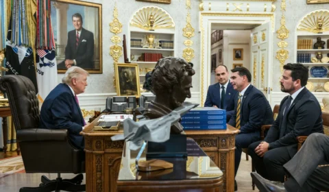 Propostas de Flávio Bolsonaro entregariam áreas estratégicas do Brasil para Trump